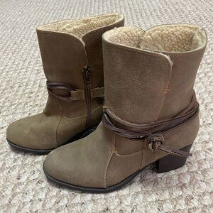 NWOT EDDIE BAUER BOOTS - SIZE 7
